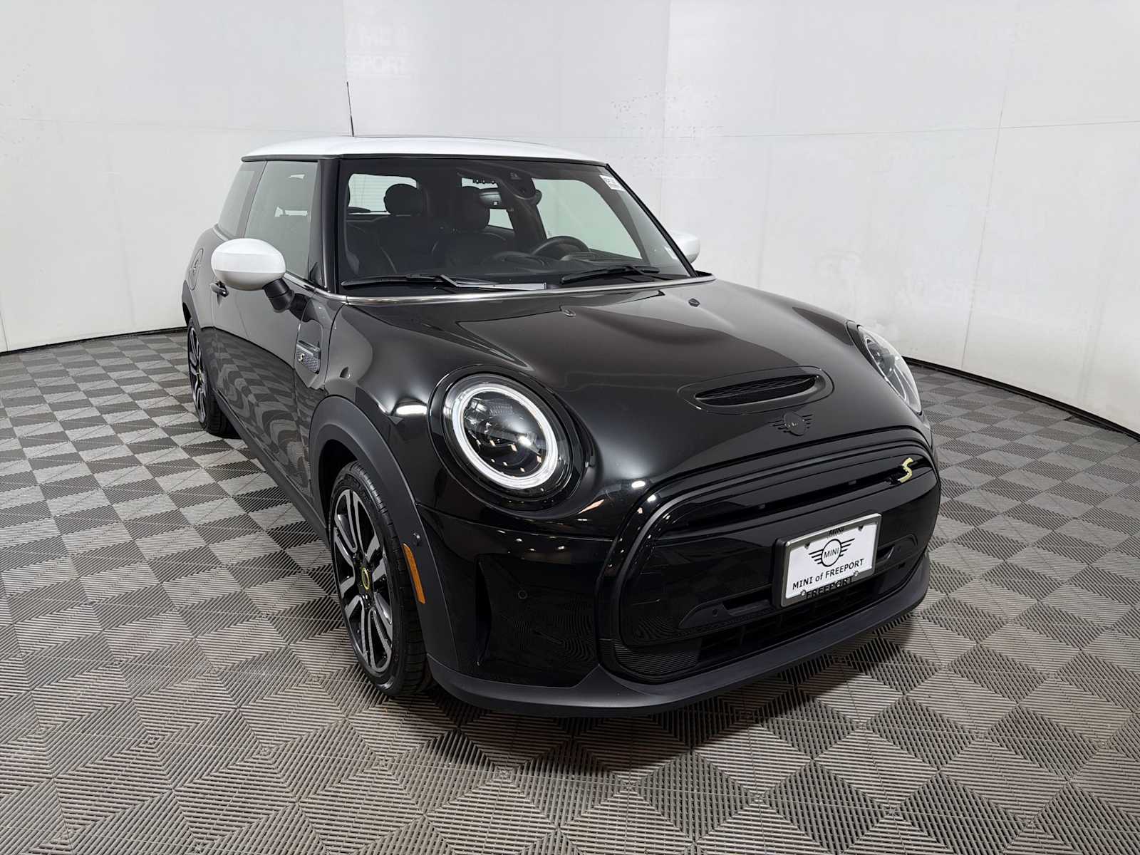 Used 2022 MINI Hardtop 2 Door SE with VIN WMW13DJ05N2S47332 for sale in Freeport, NY