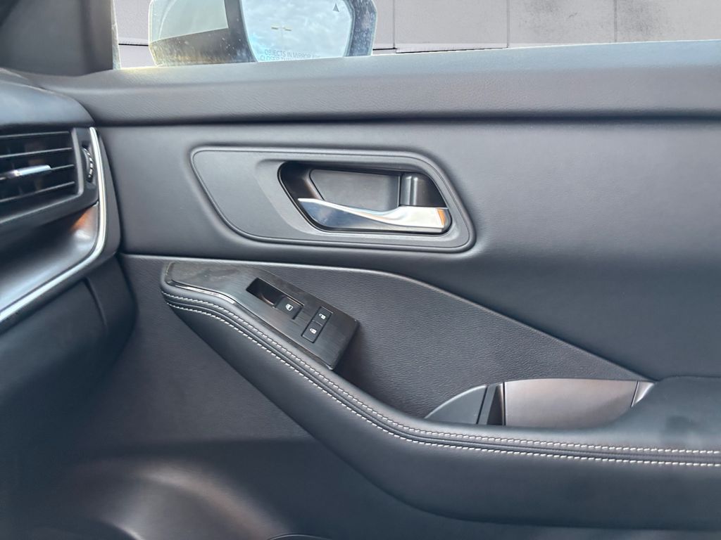 2024 Nissan Rogue SV photo 2