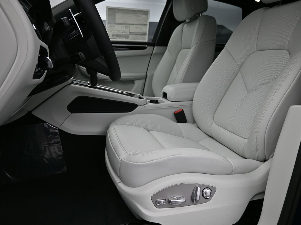 2026 Porsche Macan T photo 4