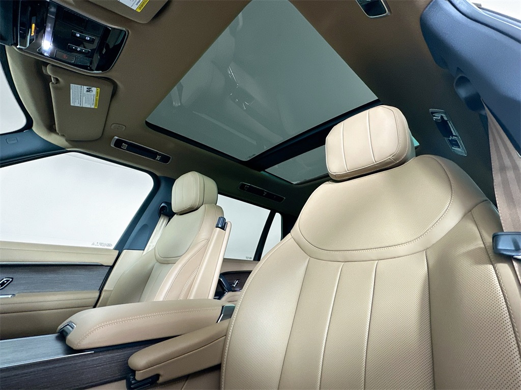 2025 Land Rover Range Rover SE photo 14