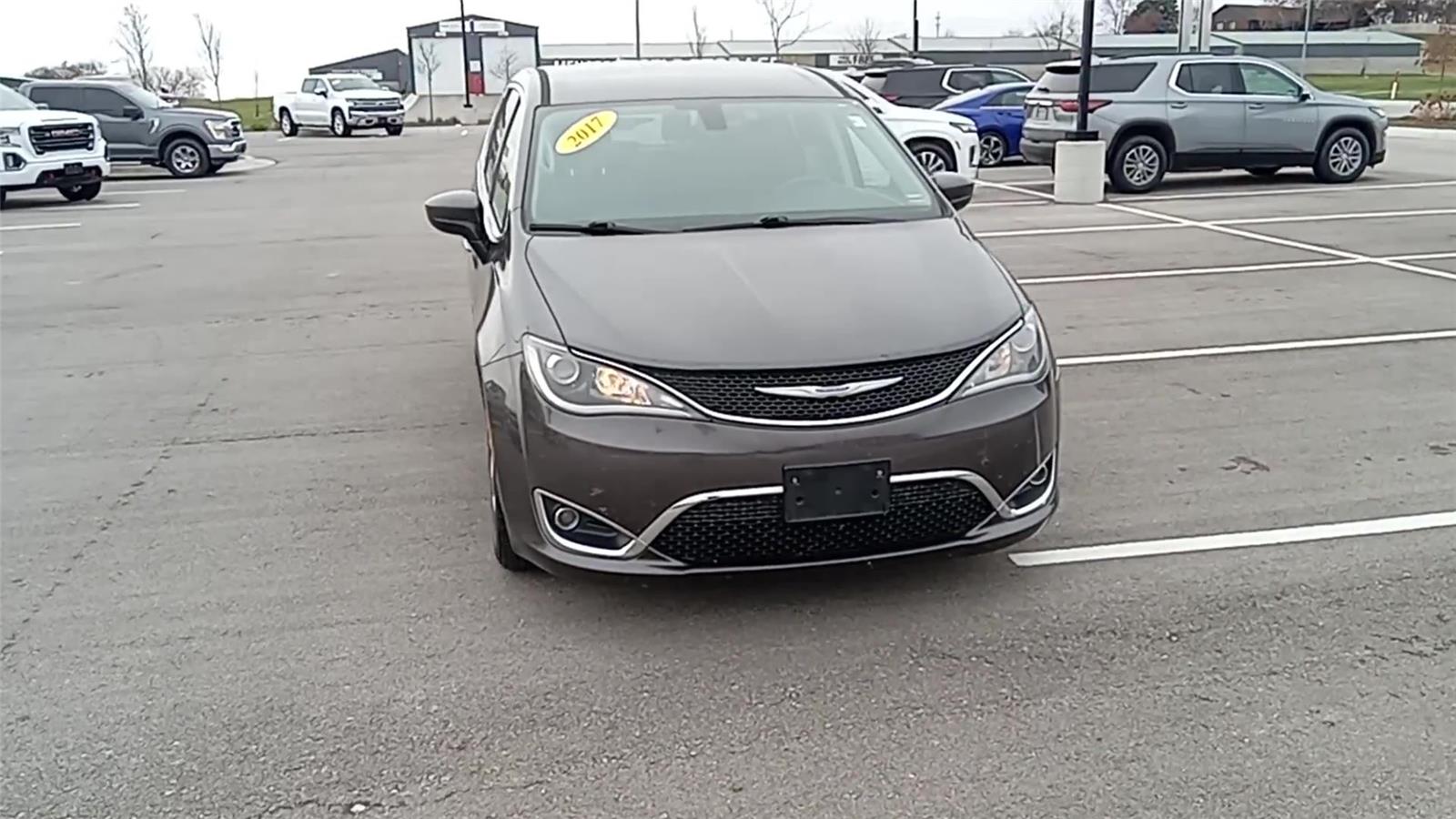 2017 Chrysler Pacifica Touring Plus photo 3