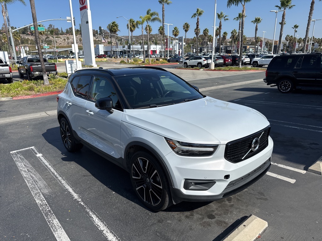 2020 Volvo XC40 R-Design AWD photo 2