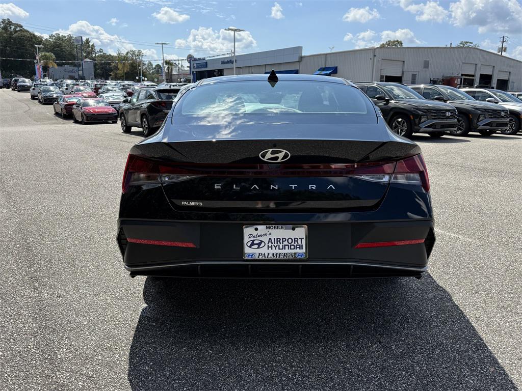 2026 Hyundai Elantra SE photo 2