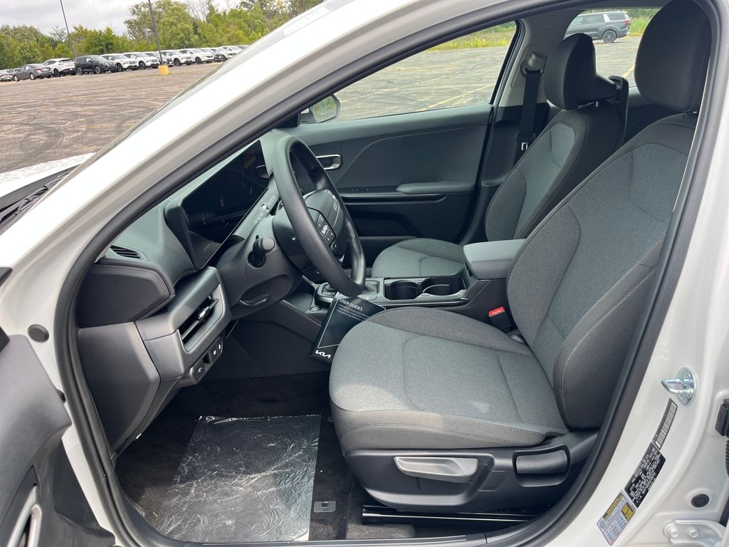 2025 Kia K4 LXS photo 13