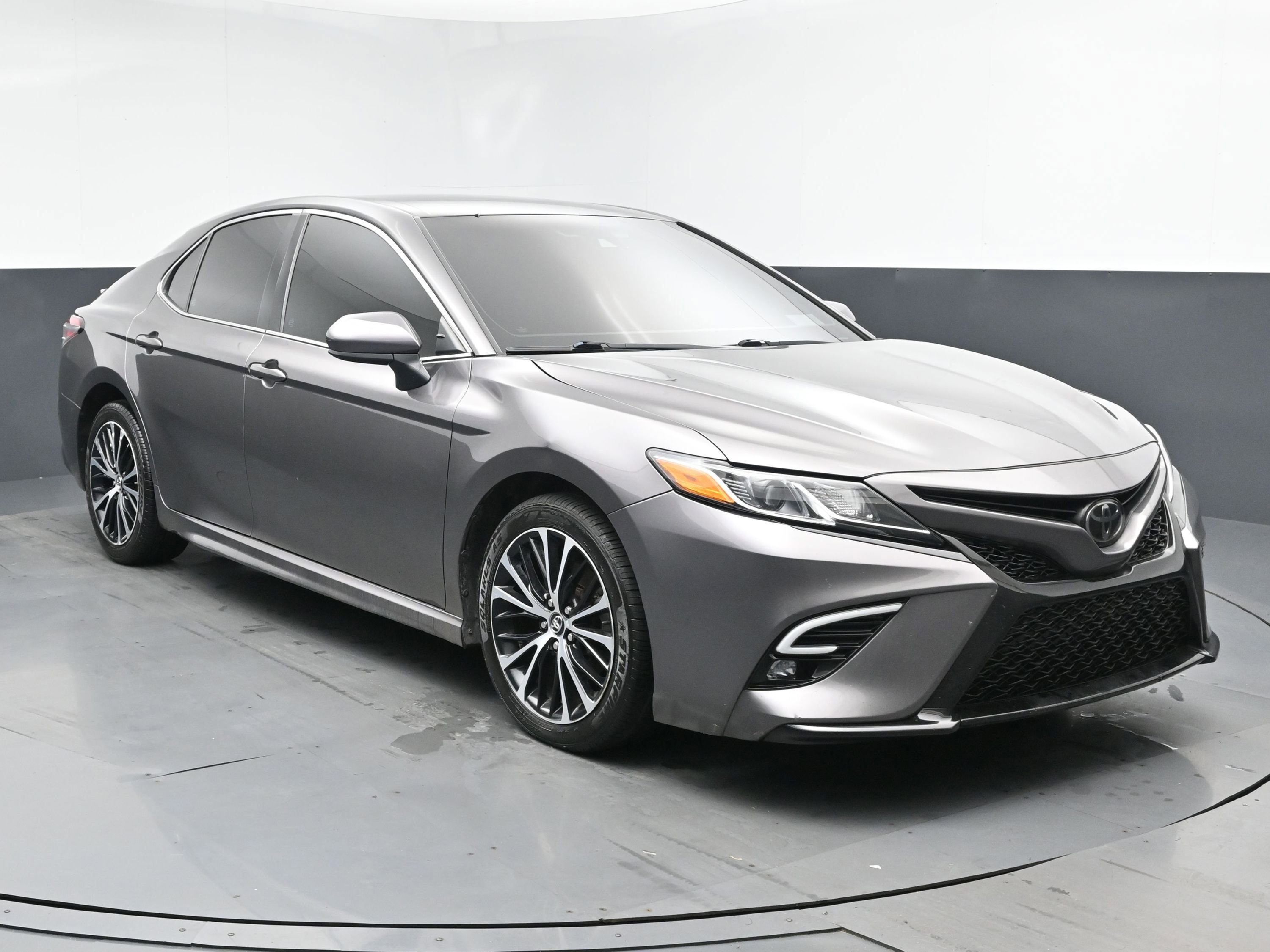 2020 Toyota Camry SE photo 2