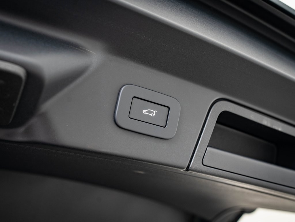 2026 Land Rover Range Rover Velar SE photo 31