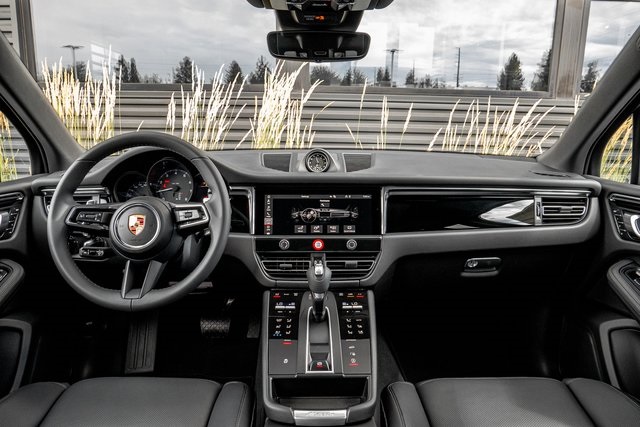 2025 Porsche Macan T photo 9