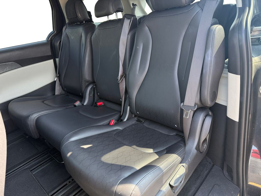 2024 Kia Carnival LX photo 13