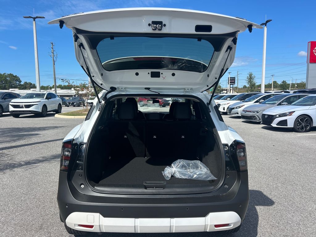 2026 Nissan Kicks SR photo 4