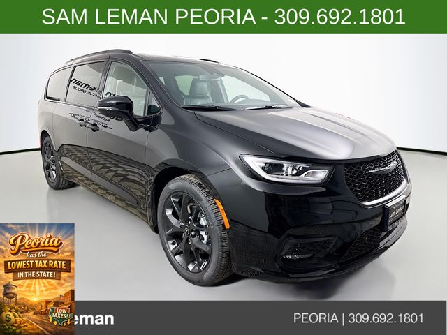 2026 Chrysler Pacifica Limited's photo