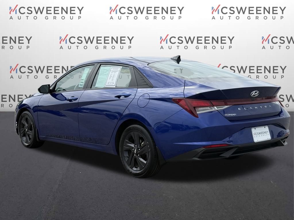 2022 Hyundai Elantra SEL photo 3