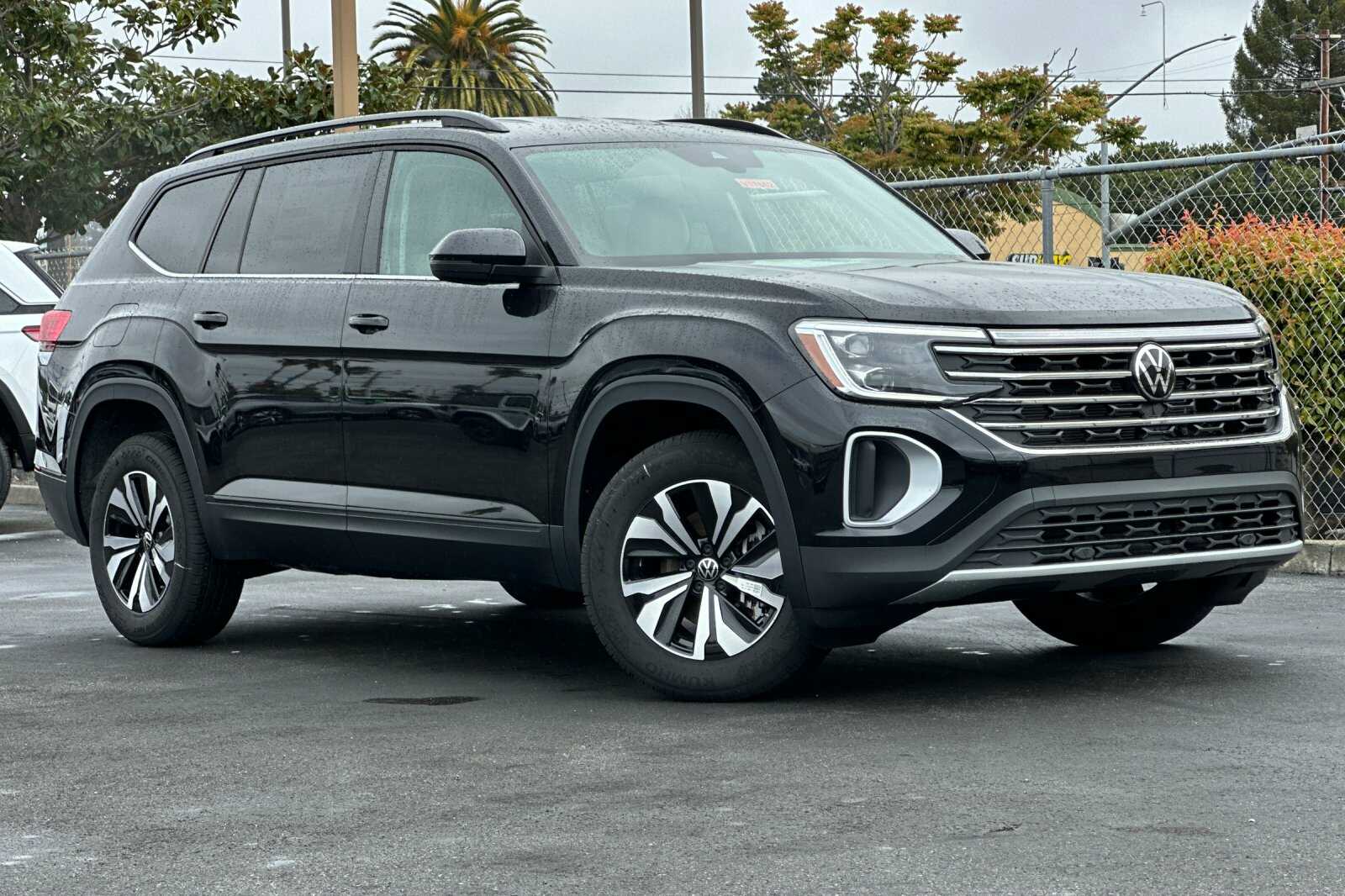 2024 Volkswagen Atlas SE photo 2