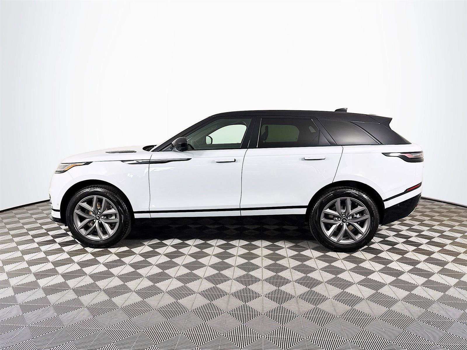 2026 Land Rover Range Rover Velar SE photo 3