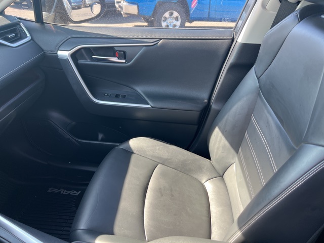 2019 Toyota RAV4 Limited photo 4