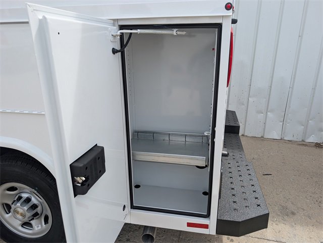 2025 Chevrolet Express Cutaway 3500 photo 4