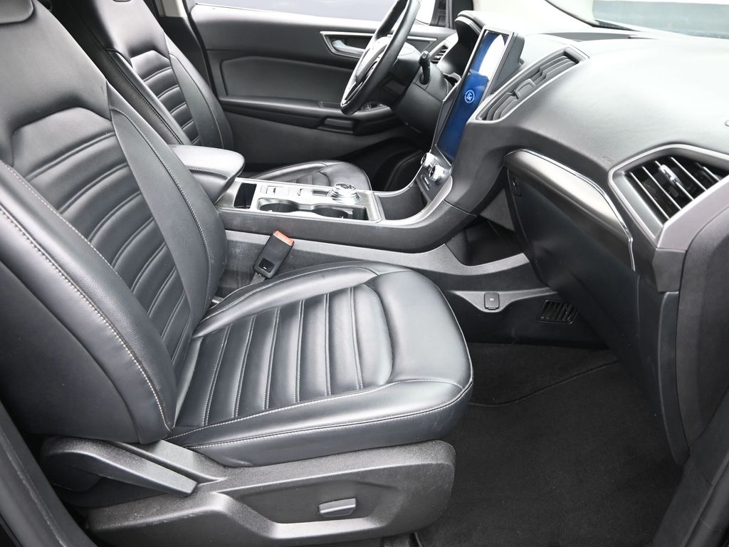 2022 Ford Edge SEL photo 5