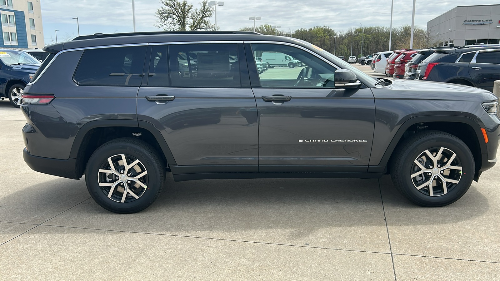 2025 Jeep Grand Cherokee Limited photo 2