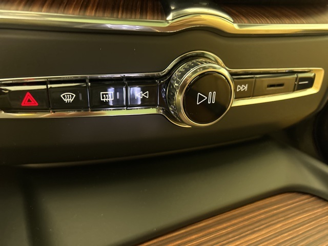 2025 Volvo XC60 B5 photo 29