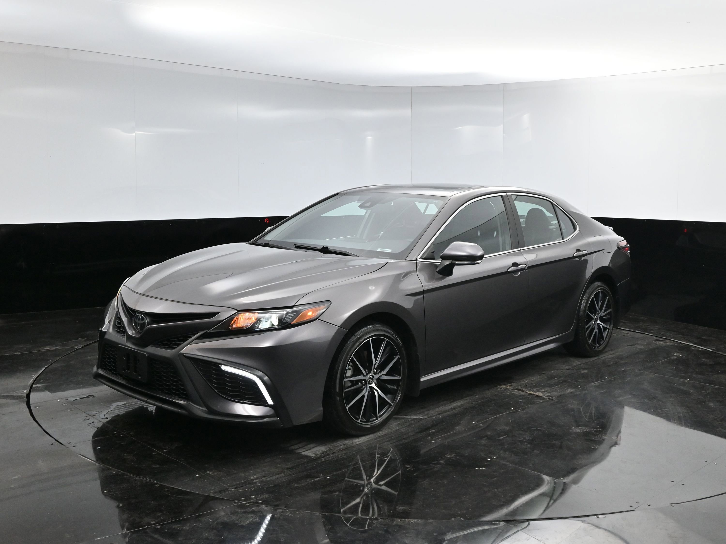 2023 Toyota Camry SE photo 3