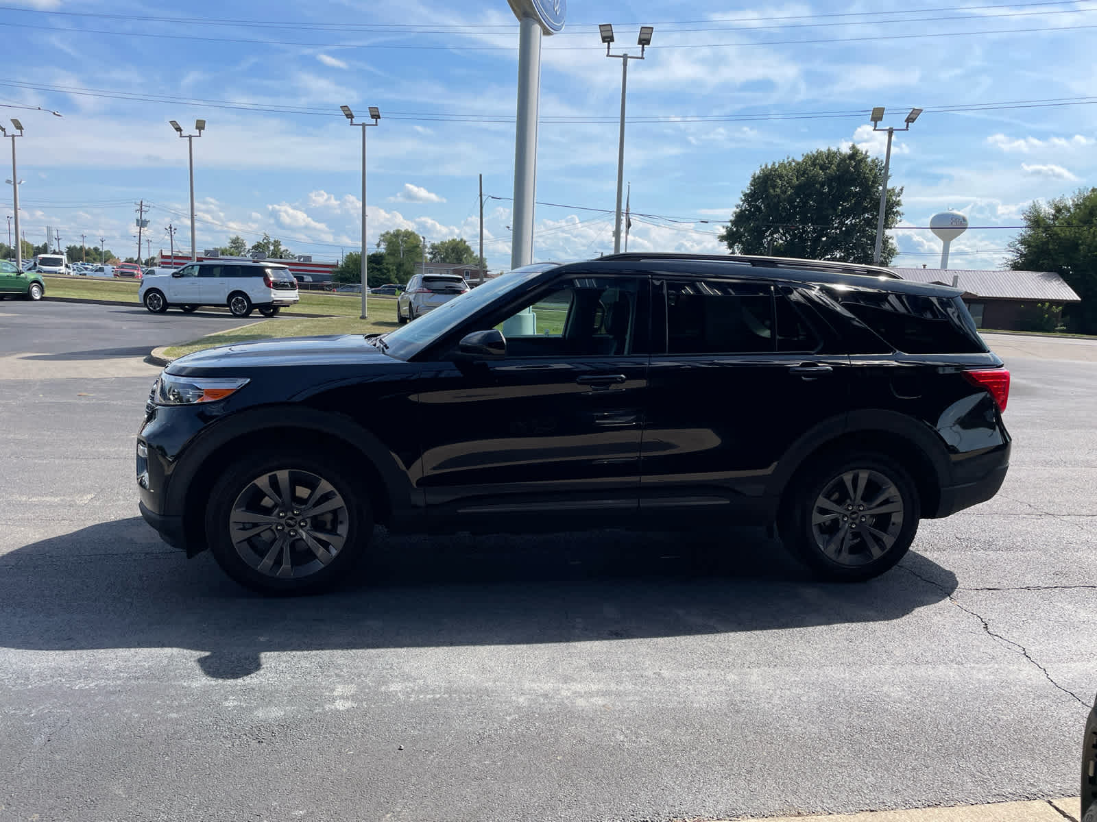 2023 Ford Explorer XLT photo 3