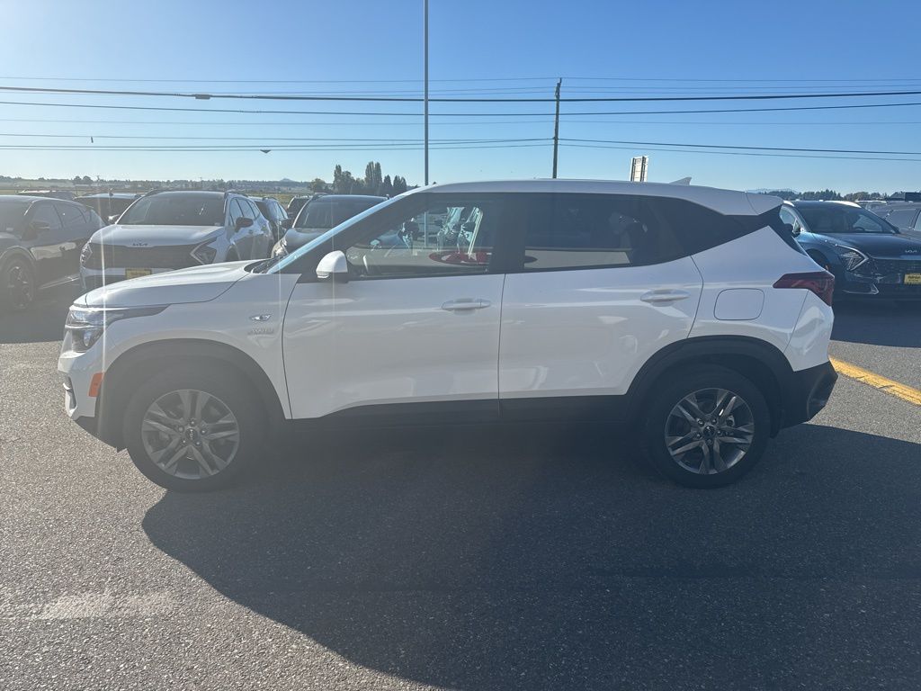2023 Kia Seltos LX photo 2