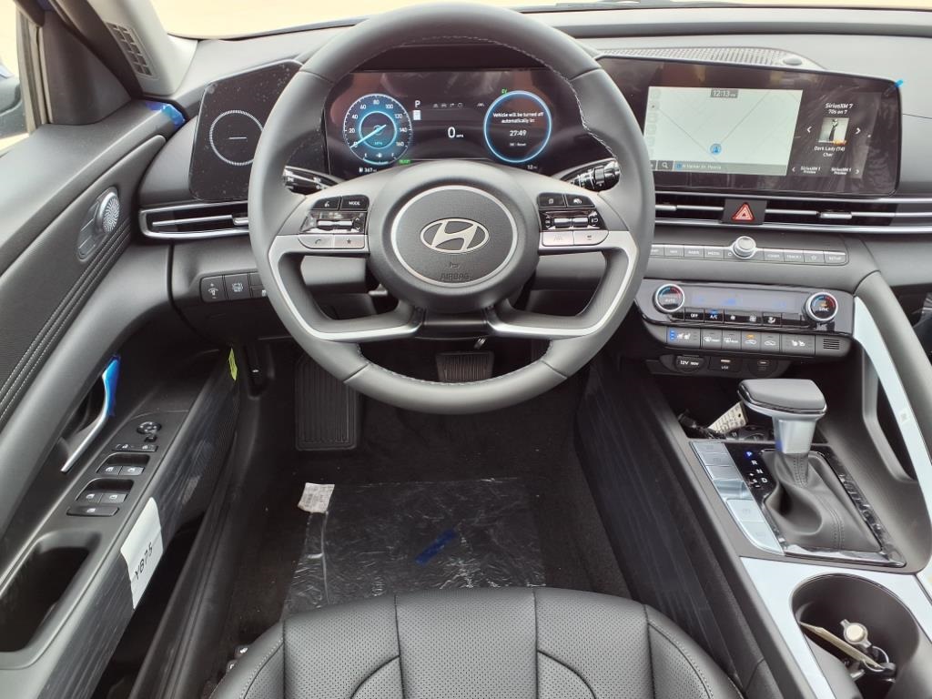 2025 Hyundai Elantra Hybrid Limited photo 3