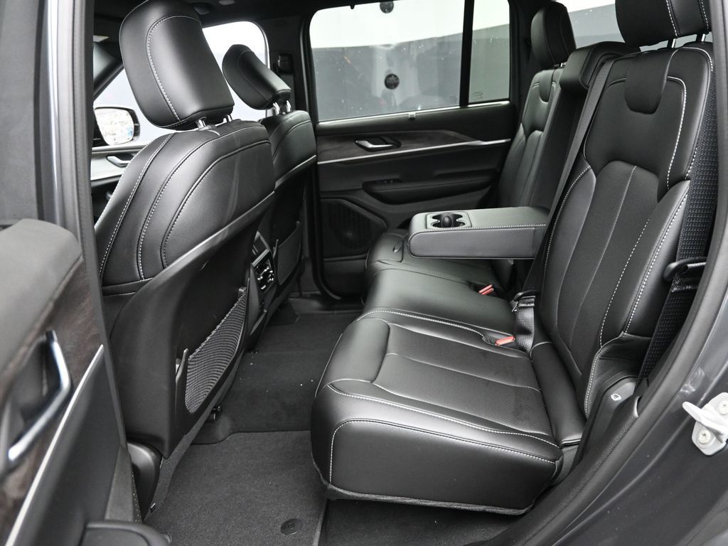 2025 Jeep Grand Cherokee Limited photo 9