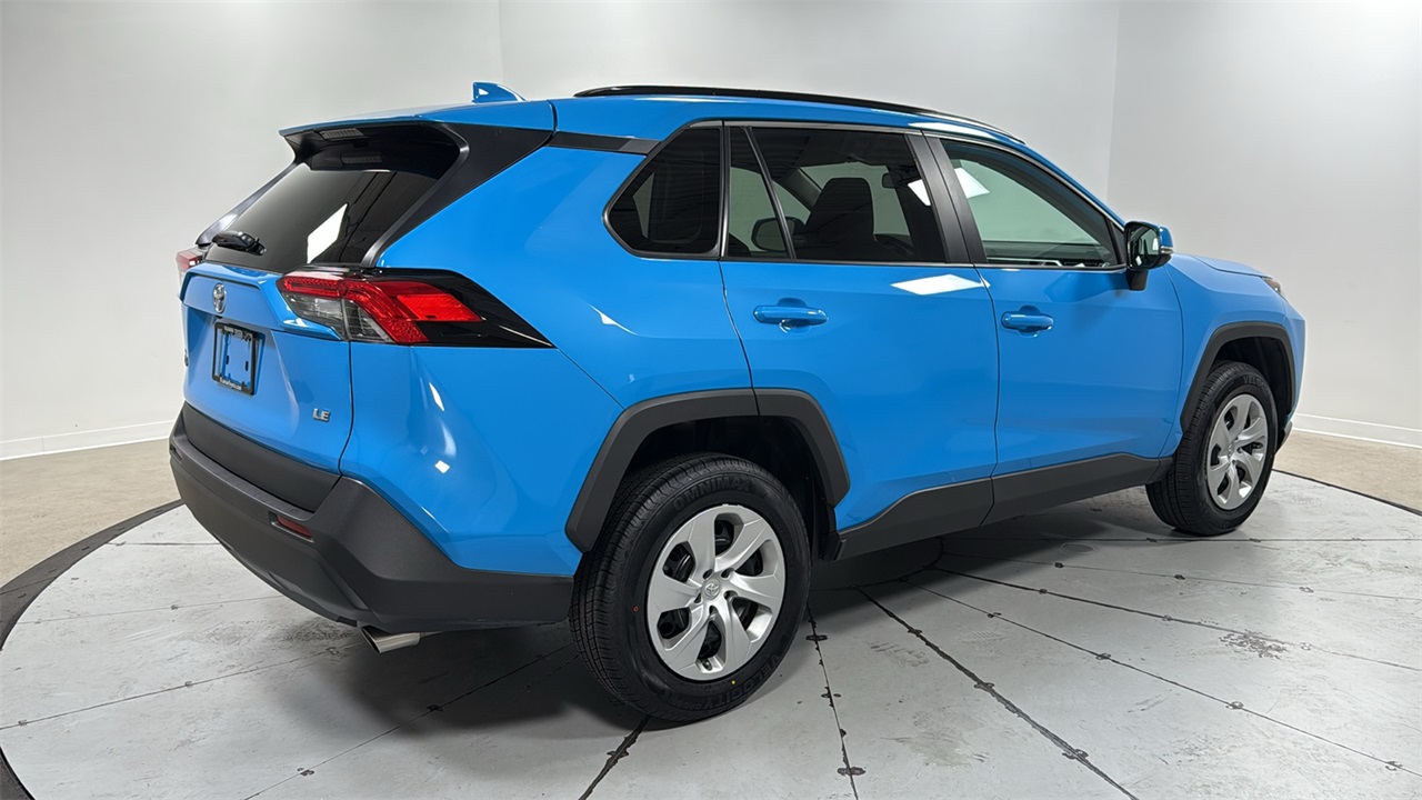 2021 Toyota RAV4 LE photo 4