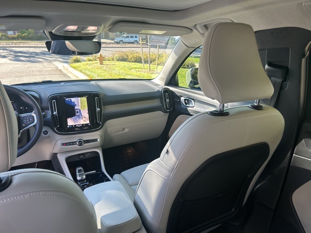 2025 Volvo XC40 Plus photo 13