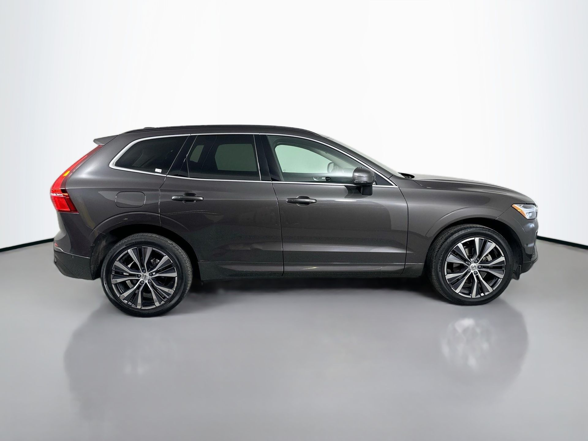 2022 Volvo XC60 B5 Momentum photo 4