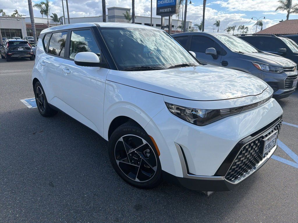 2023 Kia Soul EX photo 2