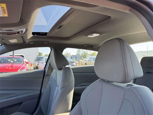 2024 Hyundai Elantra SEL Convenience photo 4