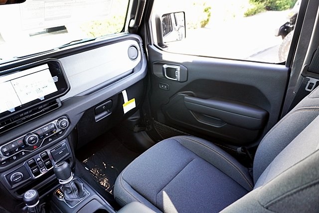 New 2025 Granite Crystal Metallic Clear-Coat Exterior Paint Jeep Sport S image 26