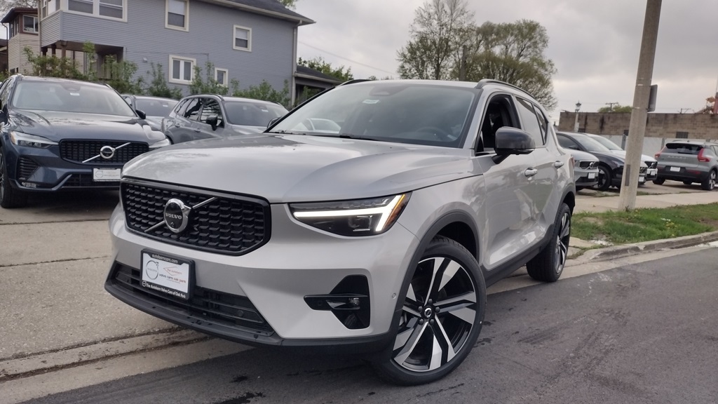 2025 VOLVO XC40 - Image 24