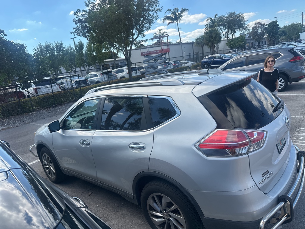 2015 Nissan Rogue SL photo 3