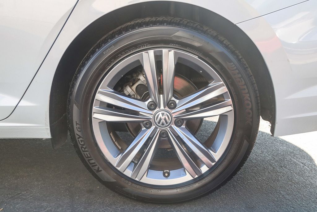 2019 Volkswagen Jetta R-Line photo 9