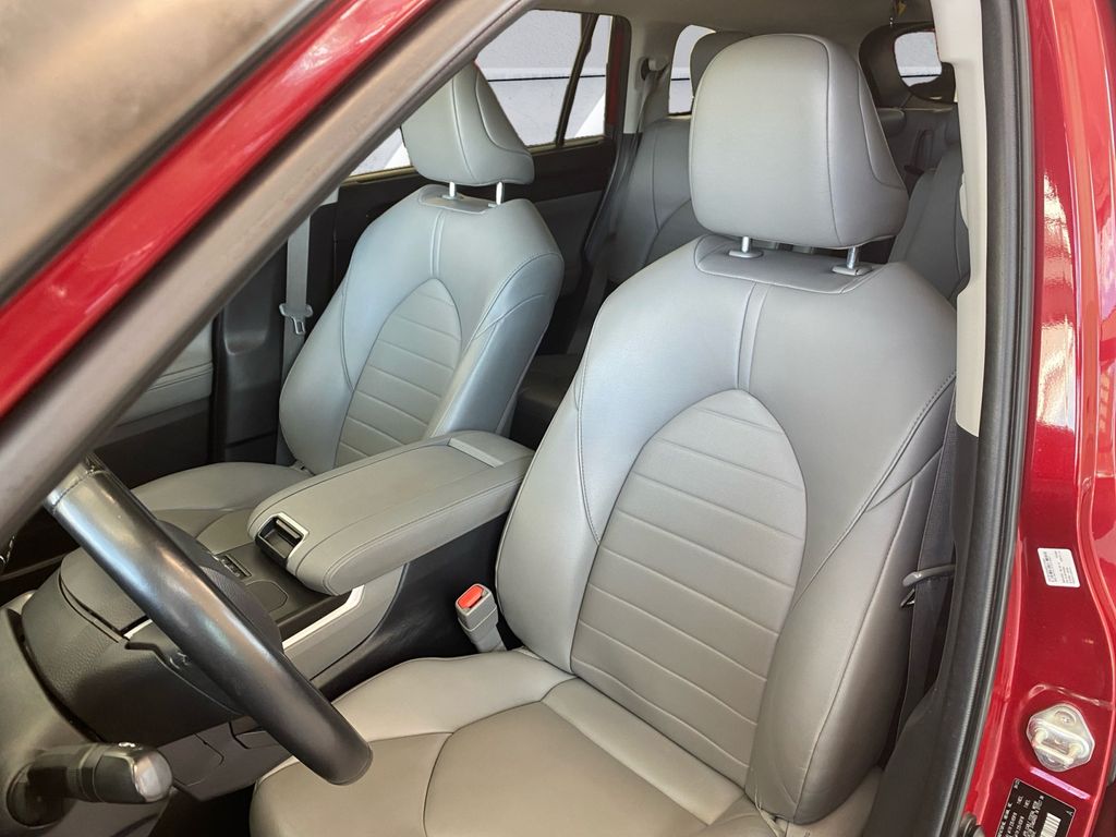 2023 Toyota Highlander XLE photo 8