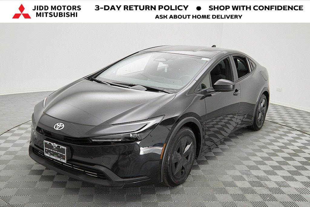 2025 Toyota Prius LE's photo