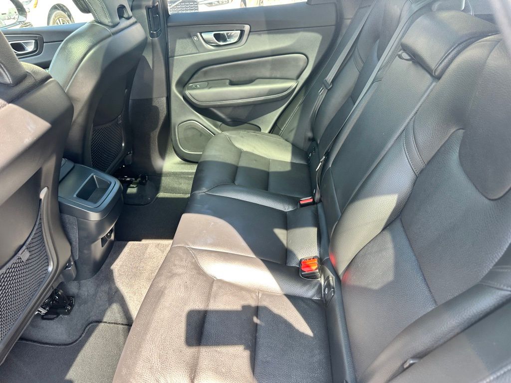 2025 Volvo XC60 B5 Plus photo 8