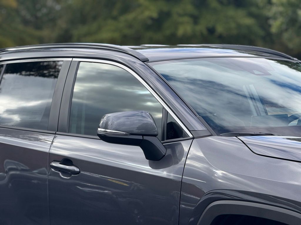 2025 Toyota RAV4 XLE photo 4