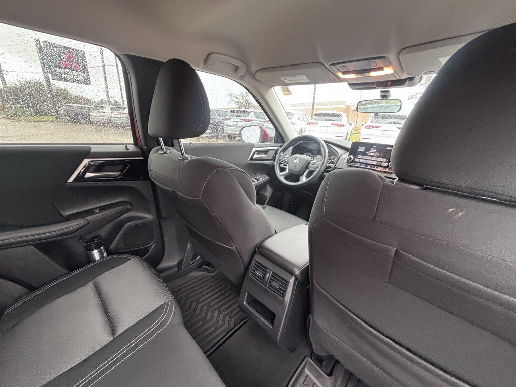 2024 Mitsubishi Outlander ES photo 20