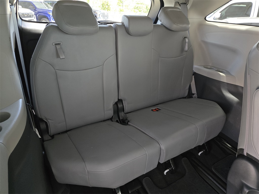 2024 Toyota Sienna XLE photo 25