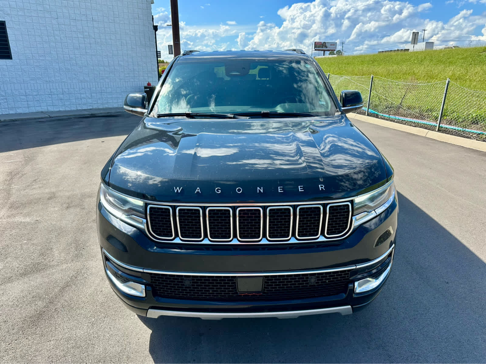 2023 Jeep Wagoneer L Series II photo 2