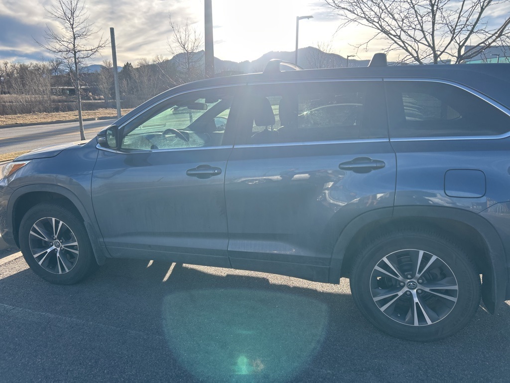 2019 Toyota Highlander LE's photo