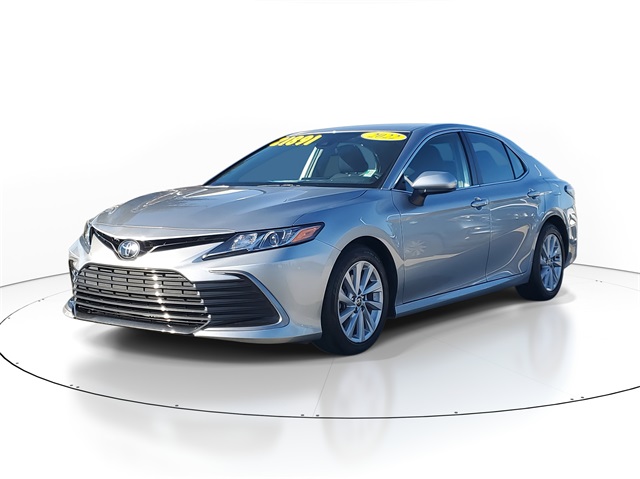 2022 Toyota Camry LE photo 2