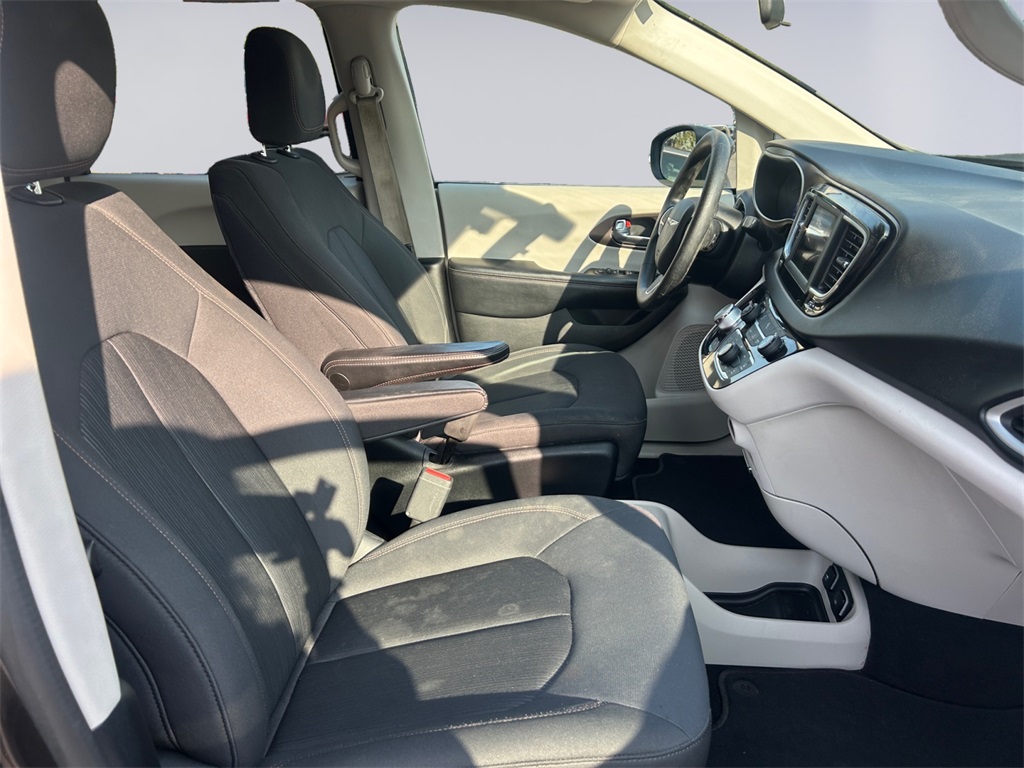 2019 Chrysler Pacifica Touring photo 17