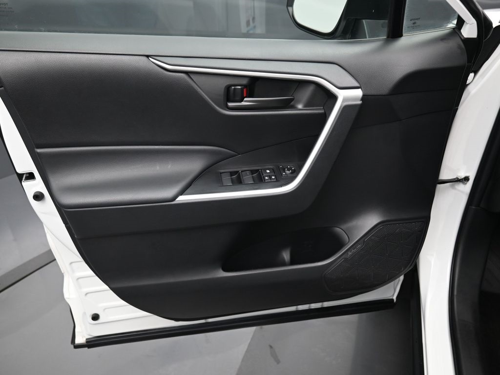 2022 Toyota RAV4 LE photo 8