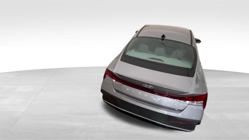 2024 Hyundai Elantra SEL photo 3