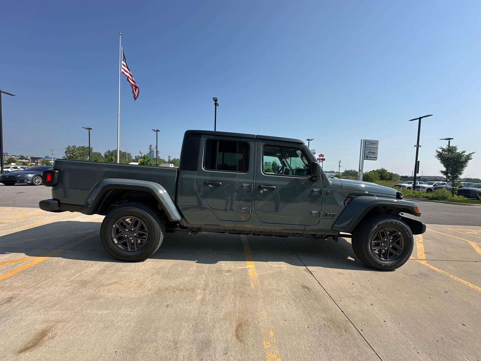 2025 Jeep Gladiator Sport S photo 4