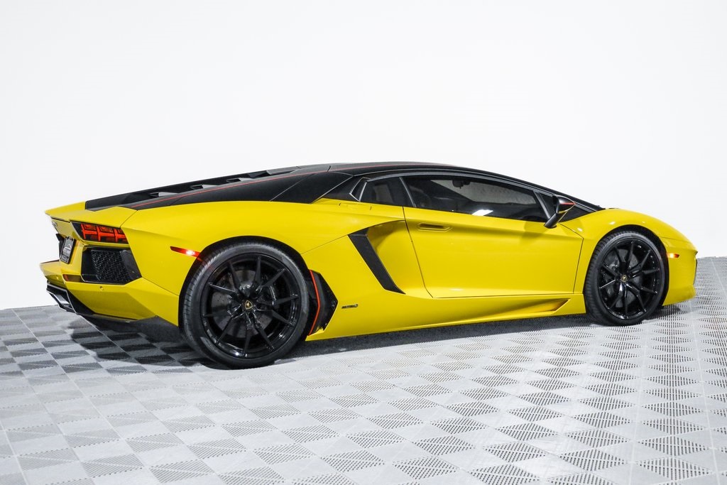 2016 Lamborghini Aventador Coupe photo 4